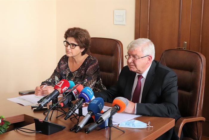 Финансовият министър Кирил Ананиев и заместничката му Маринела Петрова представиха параметрите, при които България е пласирала успешно емисията облигации на международните пазари.