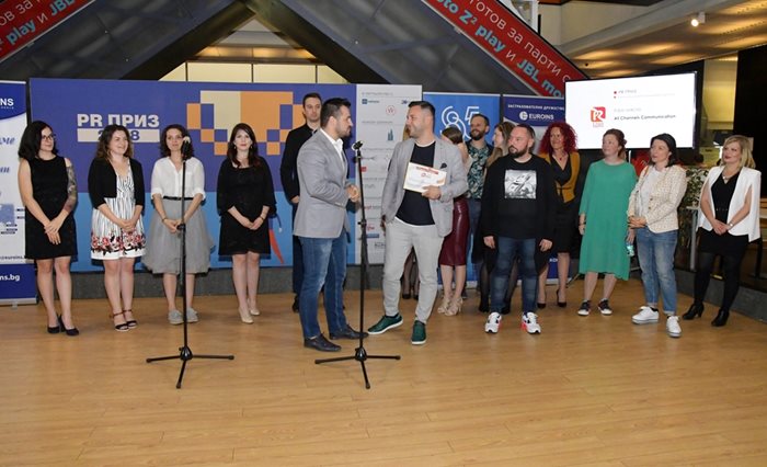 Управителят на All Channels Communication Александър Дурчев (вляво на преден план) заедно с екипа си при получаването на наградите