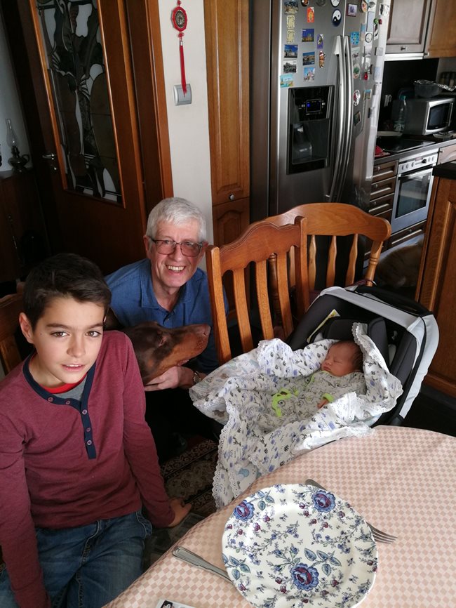 Румен Овчаров с двамата си внуци - Адриан и Йоан, и с добермана си. СНИМКИ: ЛИЧЕН АРХИВ