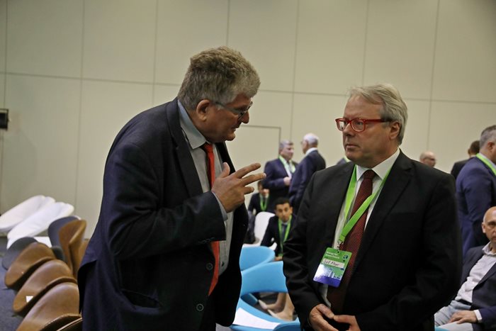 Зам.-министърът на енергетиката Еленко Божков (вляво) с участник във форума

СНИМКА: НИКОЛАЙ ЛИТОВ