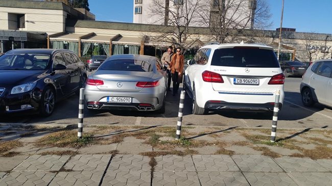 Д-р Ангел Енчев и съпругата му Теди Велинова с личните си автомобили СНИМКИ: АРХИВ