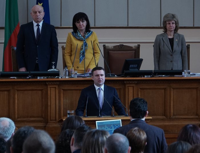 Атанасов положи клетва пред парламента и благодари за доверието, като той беше избран напълно единодушно.