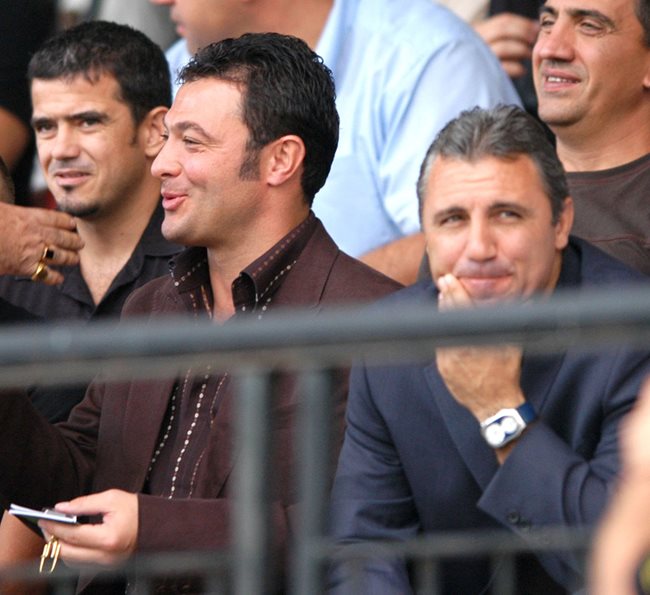 Президентът на ВИС-2 (по-късно "ВАИ холдинг") Васил Илиев и Христо Стоичков гледат мач.