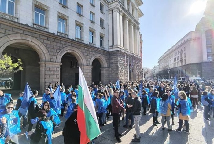 На протест пред Министерския съвет излязоха двата най-големи синдиката - КНСБ и КТ "Подкрепа".
Снимка: Йордан Симеонов