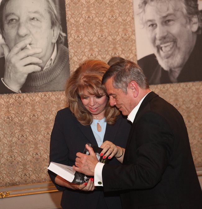Иля Велчев подарява книгата си на вицепрезидента Илияна Йотова.