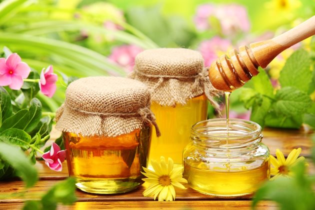 Суровият пчелен мед е с безспорно по-добри свойства от преработения. Той има антибактериално действие, съдържа прашец и антиоксиданти, няма примеси и добавки.