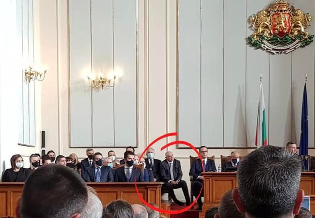 Социалният министър Гьоков седна в края на стол, който си делеше с Бойко Рашков.