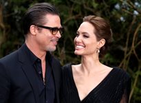 Анджелина Джоли и Брад Пит забавят темпото с млади гаджета