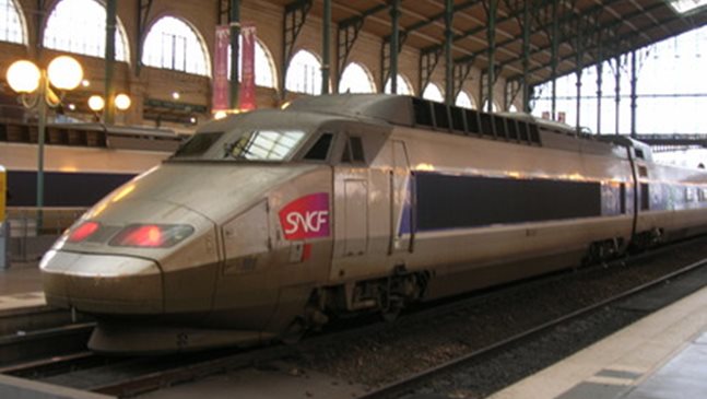 Влак отпътува с бебето на млада майка,
слязла да пуши на гара във Франция