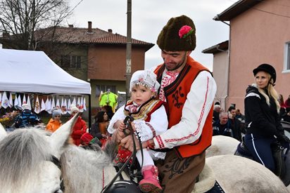 Конски кушии в с. Бачево, песни и хора за Тодоровден (Снимки)