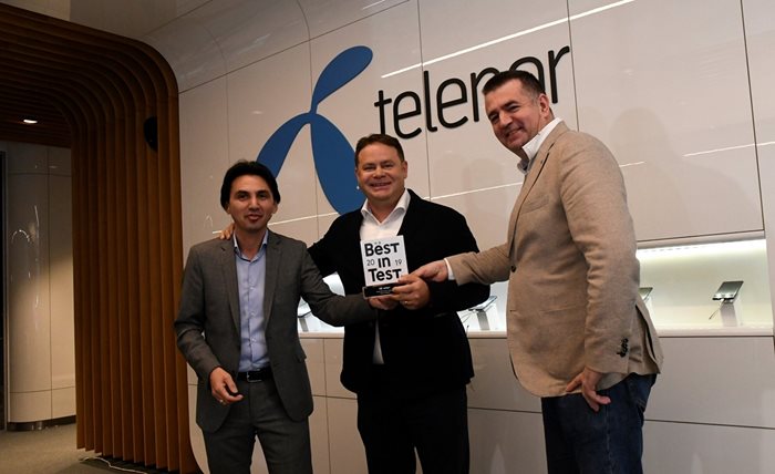 Хакан Екмен от Umlaut, изпълнителният директор на телекома Джейсън Кинг и главниян технически директор Владимир Радойчич (от ляво на дясно) с приза Best in Test. 