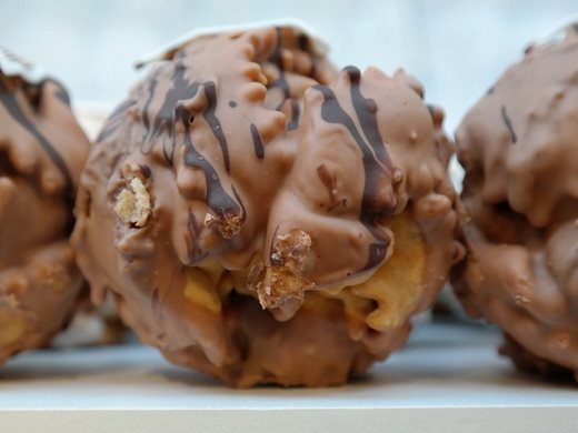 Учени обясниха как да се яде бисквита, покрита с шоколад от едната страна