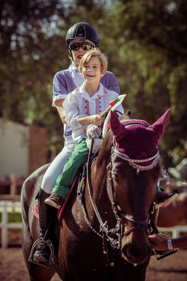 Покрай майка си Калина и Симеон-Хасан се научи да язди и обича конете.