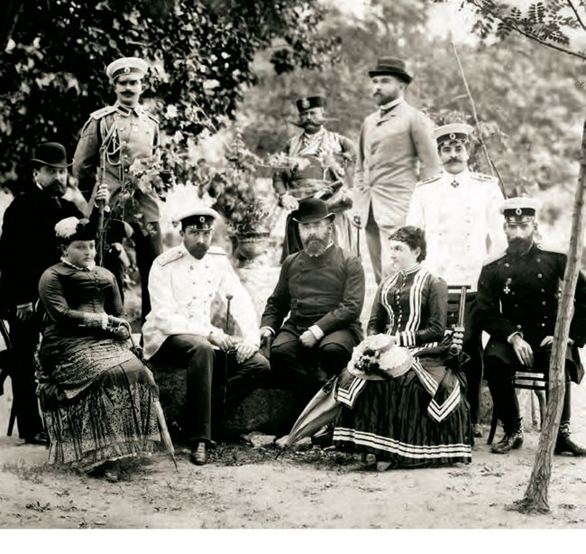 Сестрата на Батенберг Мари Каролине принцеса фон Батенберг, княгиня Цу Ербах-Шонберг (седнала отпред вдясно) и съпругът й - княз Густав Ернст цу Ербах-Шонберг (прав в левия край), идват на гости в България на Сандро (седнал, в бяла униформа), както са го наричали в семейството.