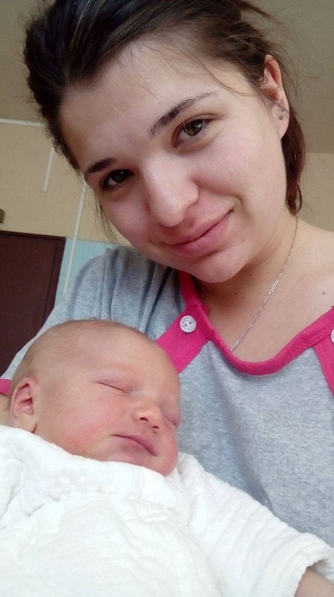 Стефани Пеева и бебе Христо