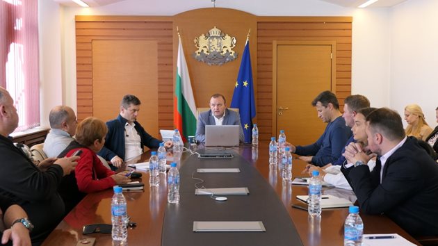 Заместник-министърът на земеделието Тодор Джиков по време на работна среща с биопроизводители и преработватели.
Днимка: МЗм