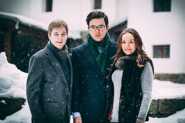 Белтран с брат си Борис и майка си Мириам в Царска Бистрица през 2018 г.

СНИМКА: ПЛАМЕН ТРИФОНОВ