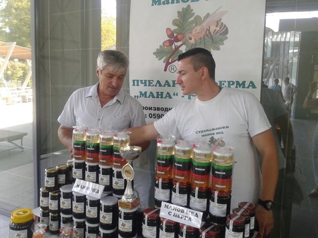 Манол Тодоров и синът му Стоян -трето поколение пчелар.
