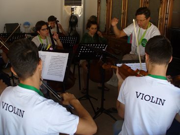 Маестро Максим Ешкенази репетира с 27 ученици за два концерта в градовете Шипка и Казанлък