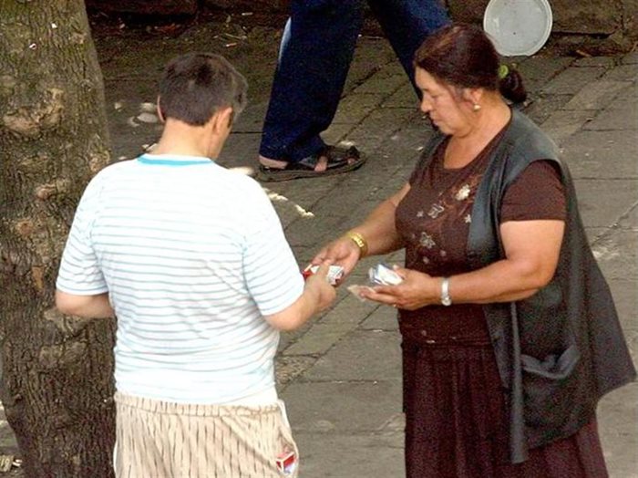 На Женския пазар в столицата се продават контрабандни цигари. Най-често търговците са от ромски произход. 
СНИМКА: ПАРСЕХ ШУБАРАЛЯН