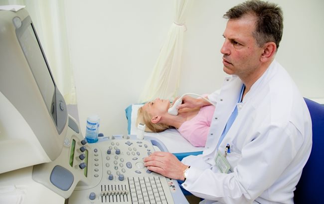 Проф. Иван Стайков прави доплерово изследване на сънни артерии.