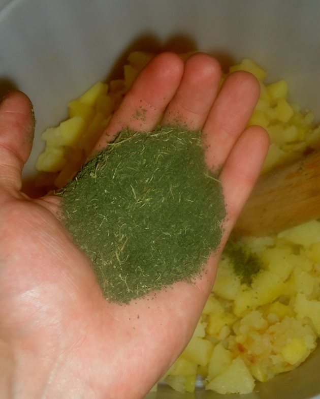 Домашно приготвената гъста зелнчукова каша за зайците е изключително хранителна. Като начало сварете картофи - здрави и добре почистени