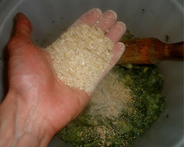 Към получената мешанка с картофено пюре добавете смес от натрошено зърно (за предпочитане ечемик + пшеница + ръж)