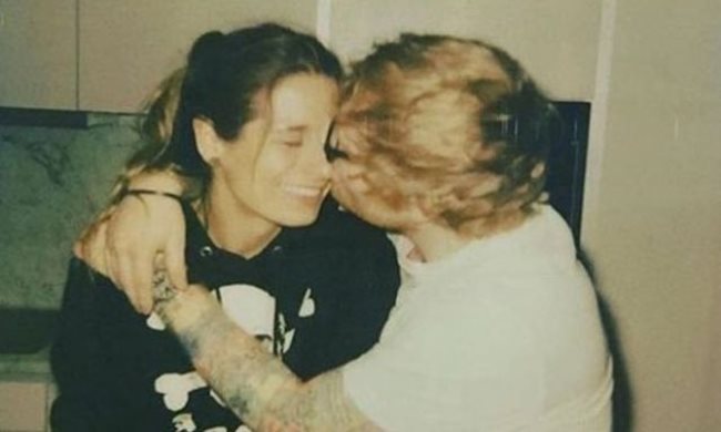 Шийрън целува съпругата си Чери, за която тайно се ожени по Коледа. Музикантът направи минисело, в което да живее с нея, снимка: Instagram