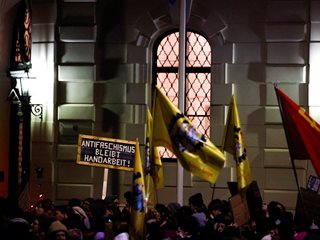 Във Виена излязоха на митинг срещу коалиционните преговори между консерваторите и крайнодесните (Снимки)