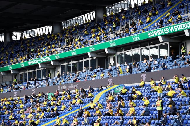В Дания дистанцията по стадионите се спазва
