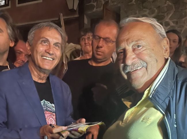 Журналистът Иван Герелов след концерта се срещна с Йоргос Даларас и му припомни, че е правил филм за него преди близо четвърт век. Срещата между двамата беше сърдечна.