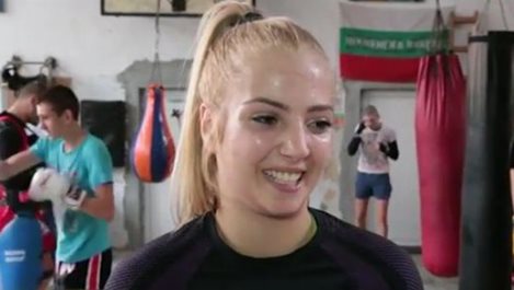 15-годишна българка е новата световна шампионка по кикбокс (Видео)