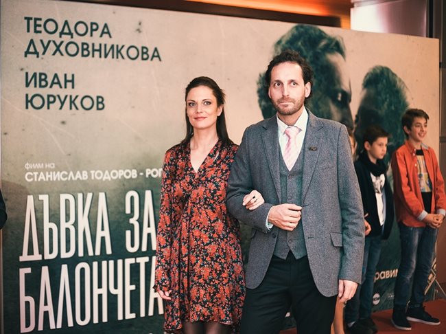 Теодора Духовникова и Иван Юруков играят главните роли в "Дъвка за балончета".