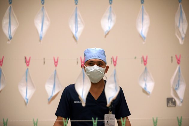 Маски висят на въжета в болница в Абу Даби в очакване на стерилизация. 