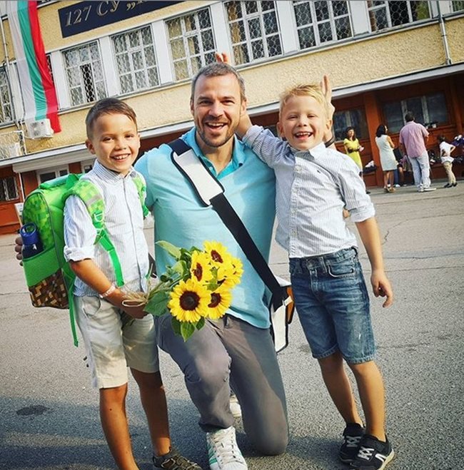 Ивайло с двамата си синове - Филип (вдясно) и Дамян, на първия учебен ден.