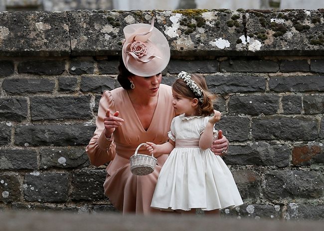 Принцеса Шарлот с майка си на сватбата на леля й Пипа Мидълтън.