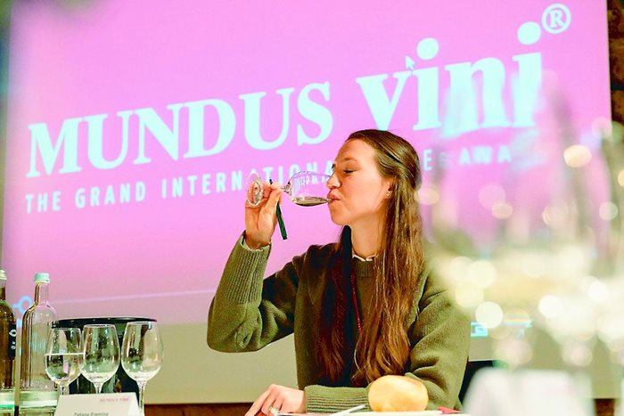 Членът на световното жури Татяна Еремина дегустира поредната проба от участващите в конкурса вина.