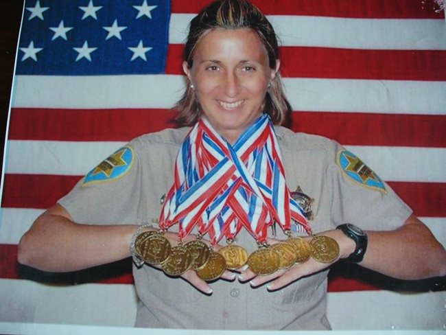 Петя с 10-те си златни медала от една от полицейските олимпиади на САЩ.
Снимка: Личен архив