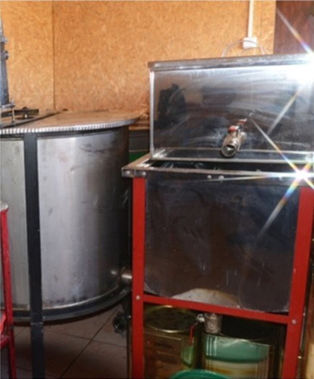Помещението, където добива меда, е регистрирано съгл. Наредба N 26 от 14 октомври 2010 г. "За специфичните изисквания за директни доставки на малки количества суровини и храни от животински произход". То е оборудвано с разпечатваща машина, шнек, помпа за мед, две електрически центрофуги, маторатор и въобще всичко необходимо за първичната преработка и съхранение на меда.