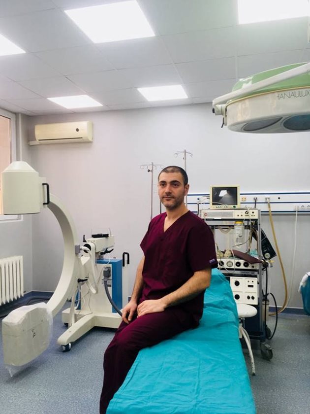 Д-р Калоян Йорданов" в операционната на Отделението по ортопедия и травматология