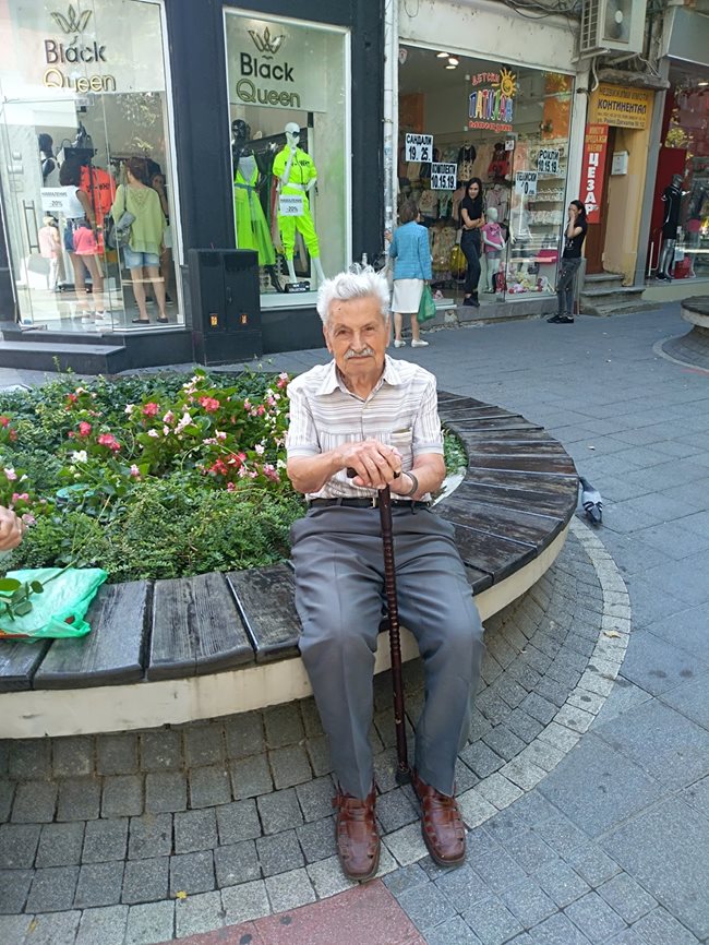 Александър Николов обича да сяда на пейка на главната улица в Пловдив