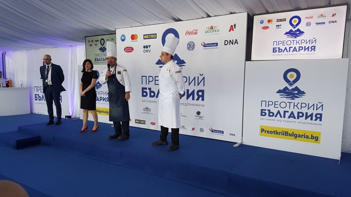 Юри Велев, главен готвач на "Метро Академия" (в средата) представи свои авторски ястия по време на лансирането на платформата. 