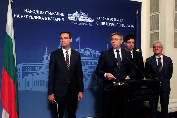 Подразнен от "кръга на лъжата", Мустафа Карадайъ обяви, че ДПС иска контрол на руския нефт, който влиза и излиза от България.