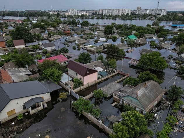 Наводнен район в Херсон след разрушаването на язовир “Нова Каховка” в Украйна. СНИМКА: РОЙТЕРС