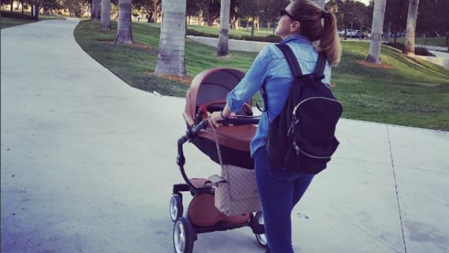Мариана бута количката с бебето в парк в Маями. Снимка "Инстаграм".