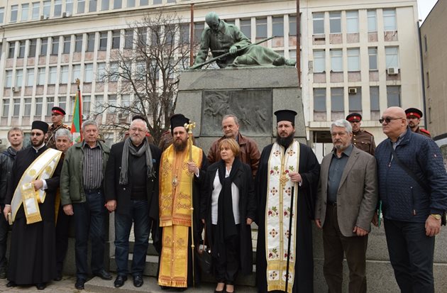 Заупокойна молитва пред паметника на Скърбящия воин във Видин по повод 100 г. от създаването на марша “Бдинци” бе отслужена по инициатива на проф. Елена Александрова, която е радетел за създаване на Алея на героите около мемориала.