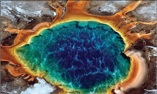 Големият призматичен извор е в най-стария национален парк в САЩ Йелоустоун. С диаметър 110 м и дълбочина около 40 м горещият извор е най-големият в САЩ и третият в света. Обагрен е в червено, оранжево, жълто и зелено заради различни видове бактерии, които живеят във врящата вода. В средата е тъмносин - там бактерии няма заради изключително високата температура.