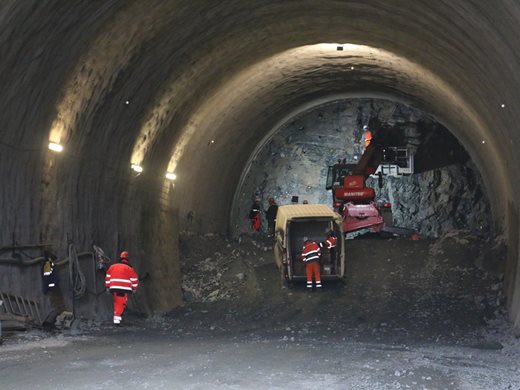 Петя Аврамова и Георги Терзийски проверяват тунел "Железница"