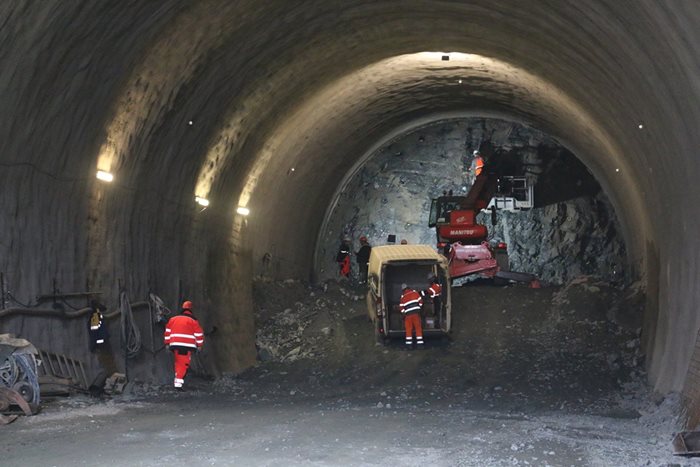 Петя Аврамова и Георги Терзийски проверяват тунел "Железница" СНИМКИ: АПИ
