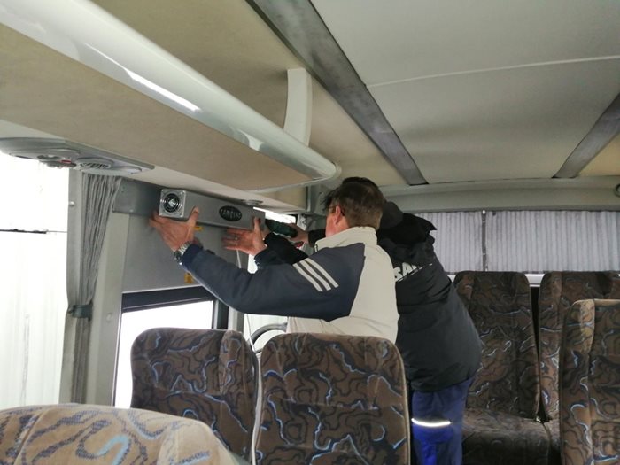 Специалисти монтират UV система в автобус на компанията.